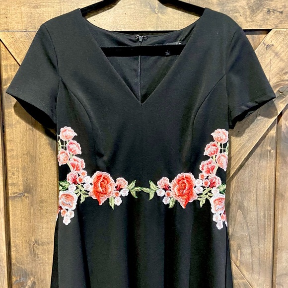 Black A-Line Fit and Flare Floral Embroidered Dress Sz 8 - Picture 5 of 15